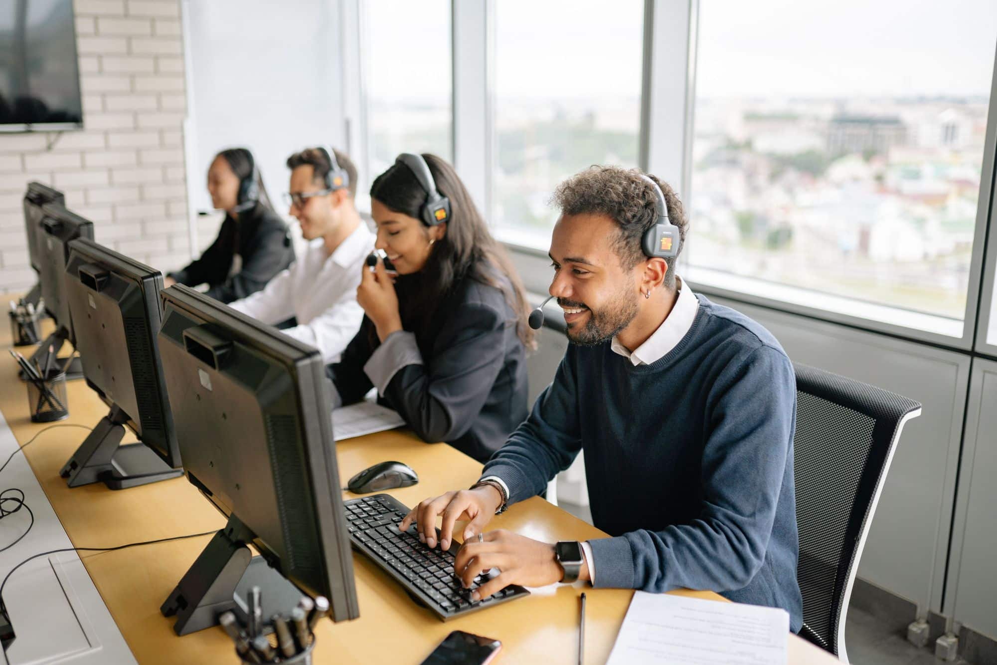 assistente de contact center em atendimento telefónico ao cliente num call center