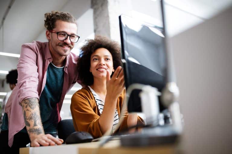 duas pessoas a trabalhar cursos para adultos