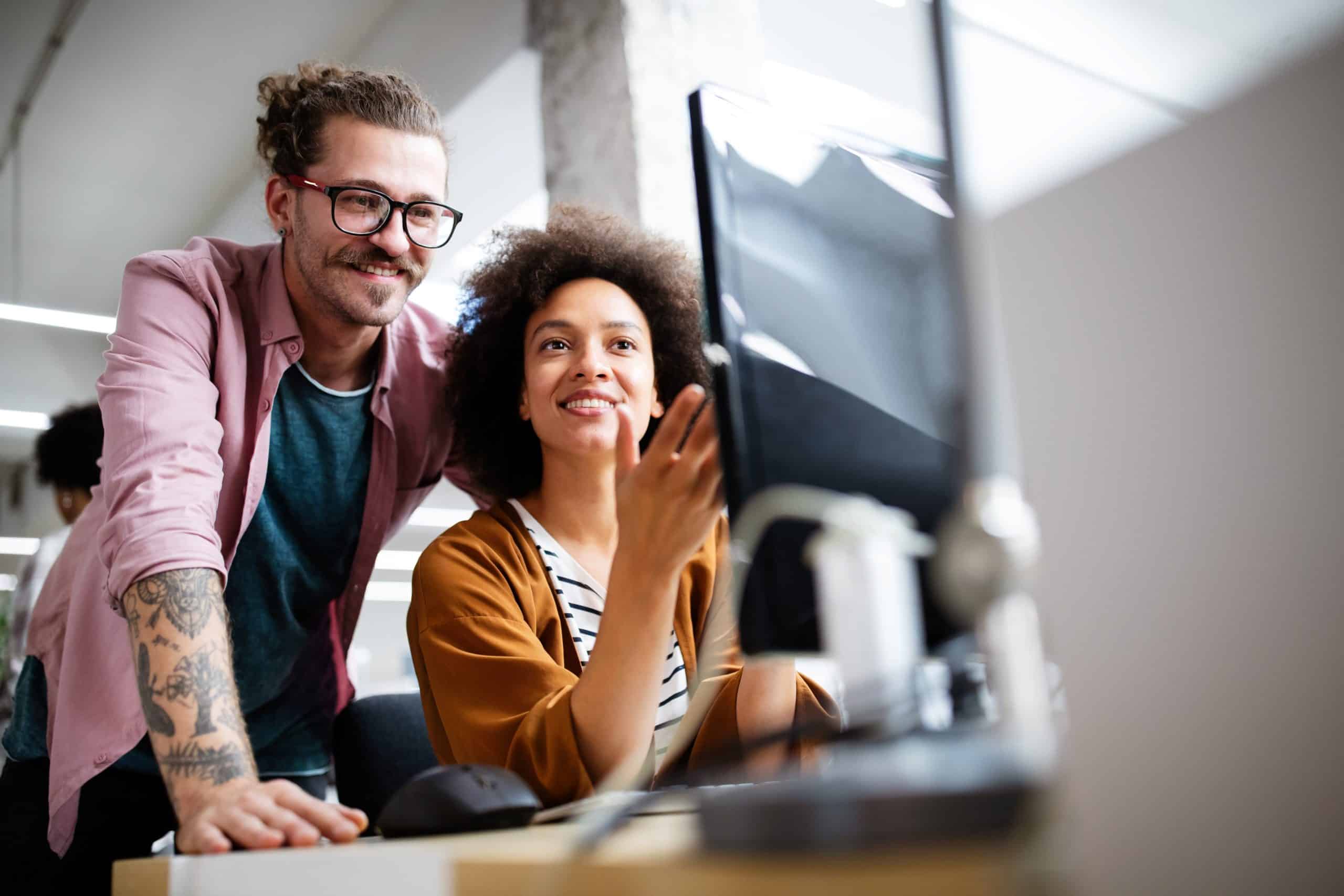 duas pessoas a trabalhar cursos para adultos