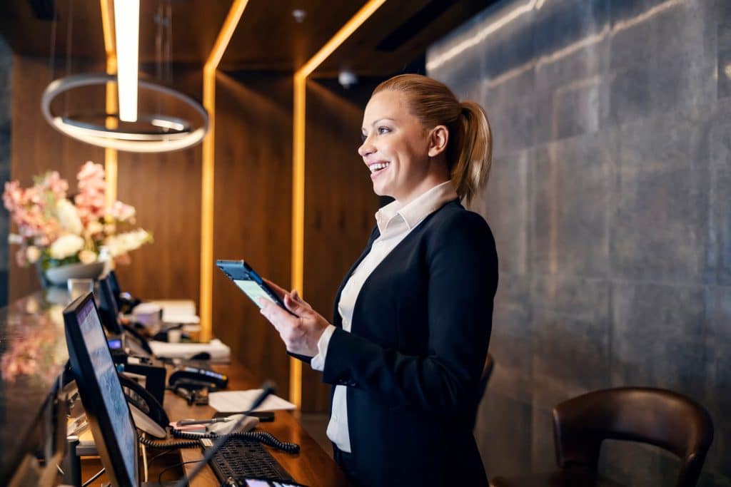 soft skills rececionista de hotel a sorrir