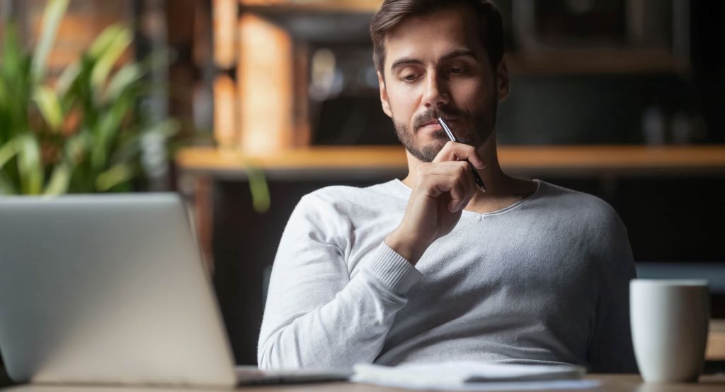 Pessoa no computador a ver vagas para mudar de emprego