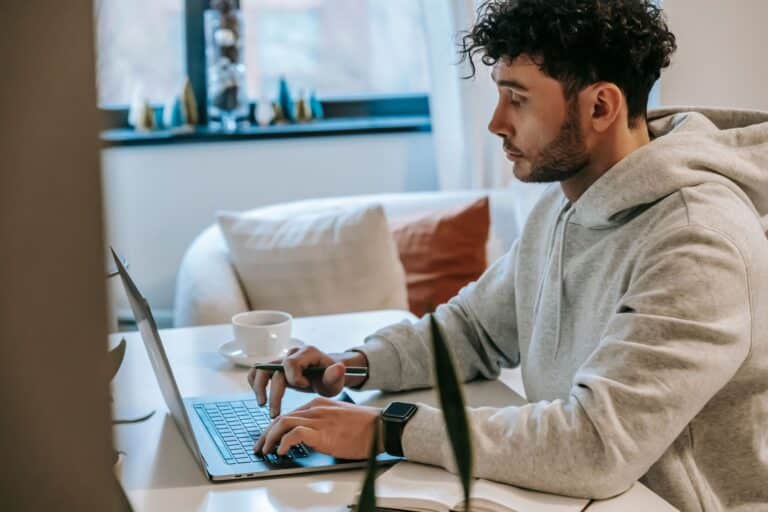 Homem a redigir uma carta de apresentação com computador - estrutura e boas práticas