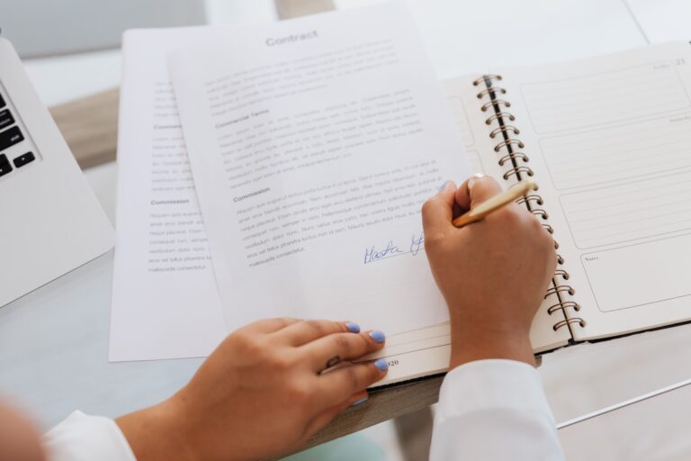 pessoa a assinar contrato a termo certo