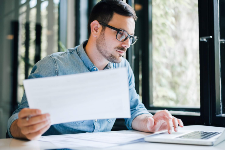 homem a pesquisar por formação gratuita online