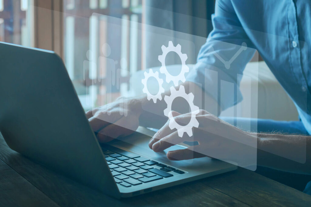 Pessoa a mexer no computador à procura de melhores bootcamps de programação