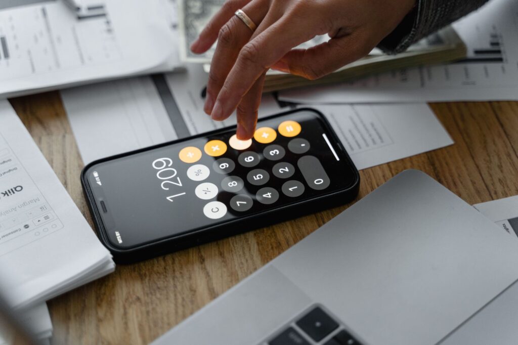 homem a usar calculadora para calcular salário líquido mensal