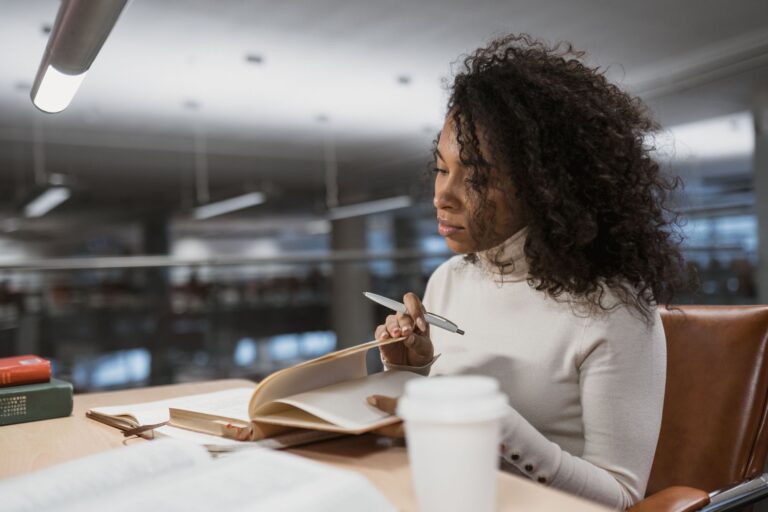 mulher a estudar de acordo com um plano de estudos