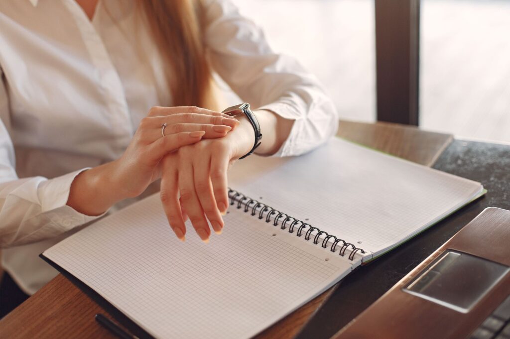 mulher a fazer curso de gestão de tempo