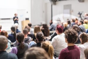 pessoas numa faculdade a fazer uma pós-graduação