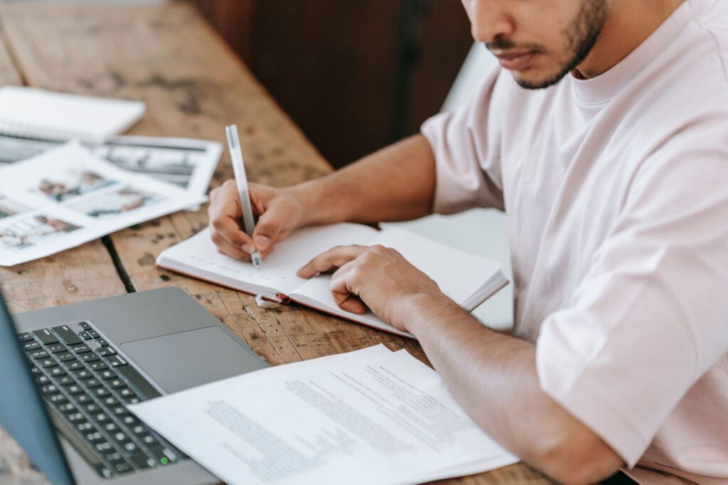 homem a estudar com métodos e técnicas de estudo eficazes