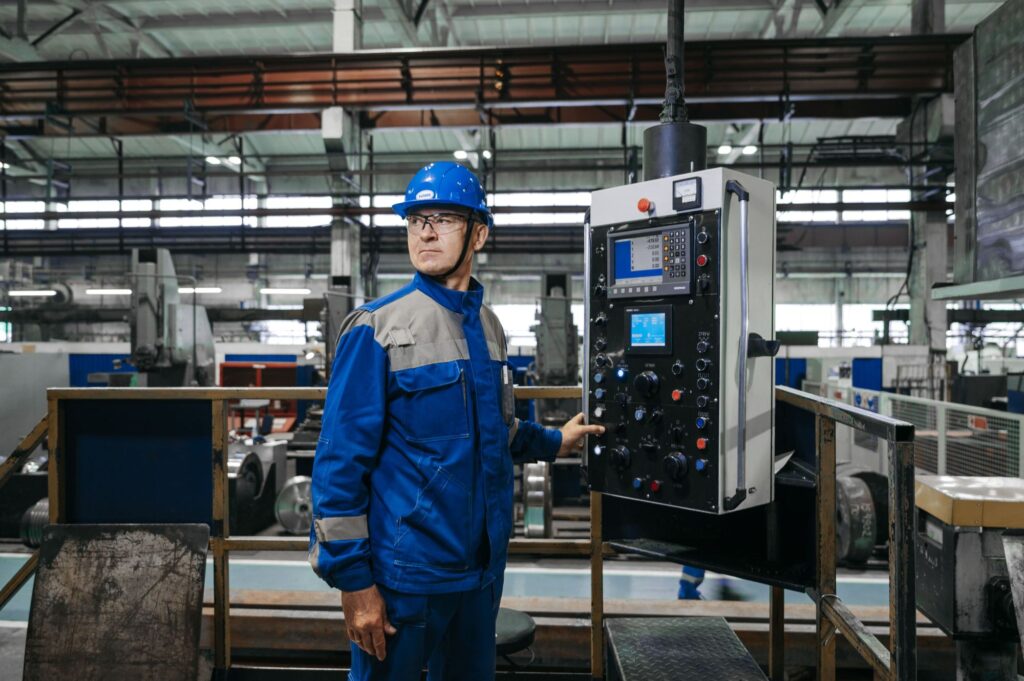técnico de manutenção homem a trabalhar