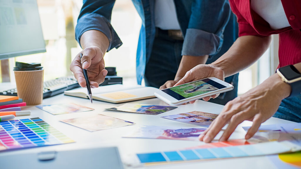 Equipa de marketing a rever conteúdos visuais para campanha