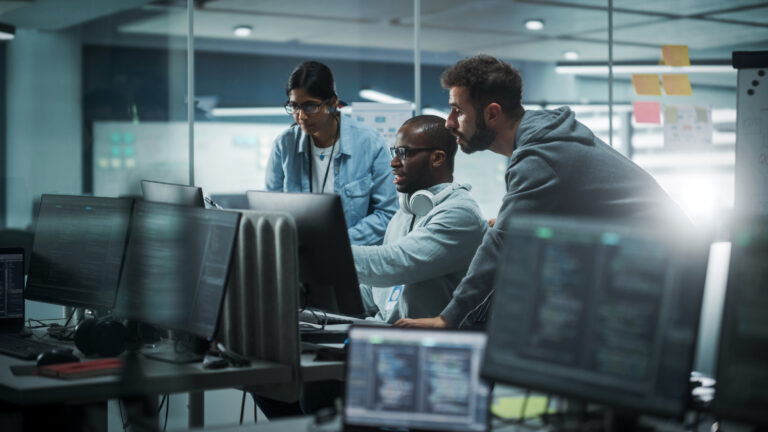 Engenheiros de software a analisar código em equipa