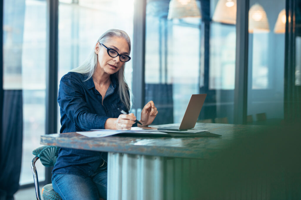Profissional a organizar documentos no regresso ao trabalho