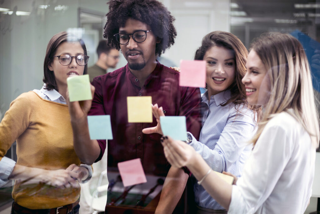 Equipa a mapear competências com post-its num brainstorming