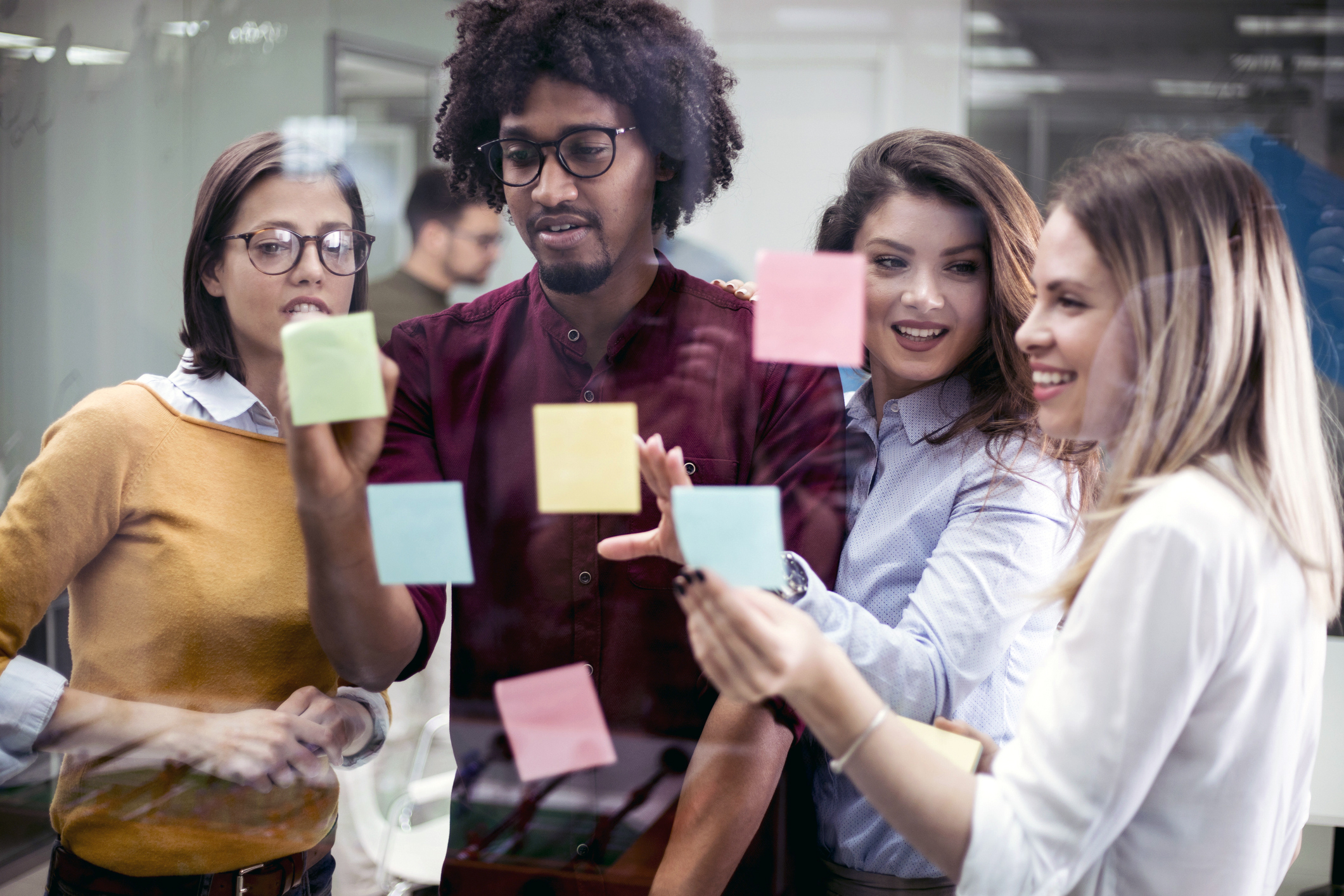 Equipa a mapear competências com post-its num brainstorming