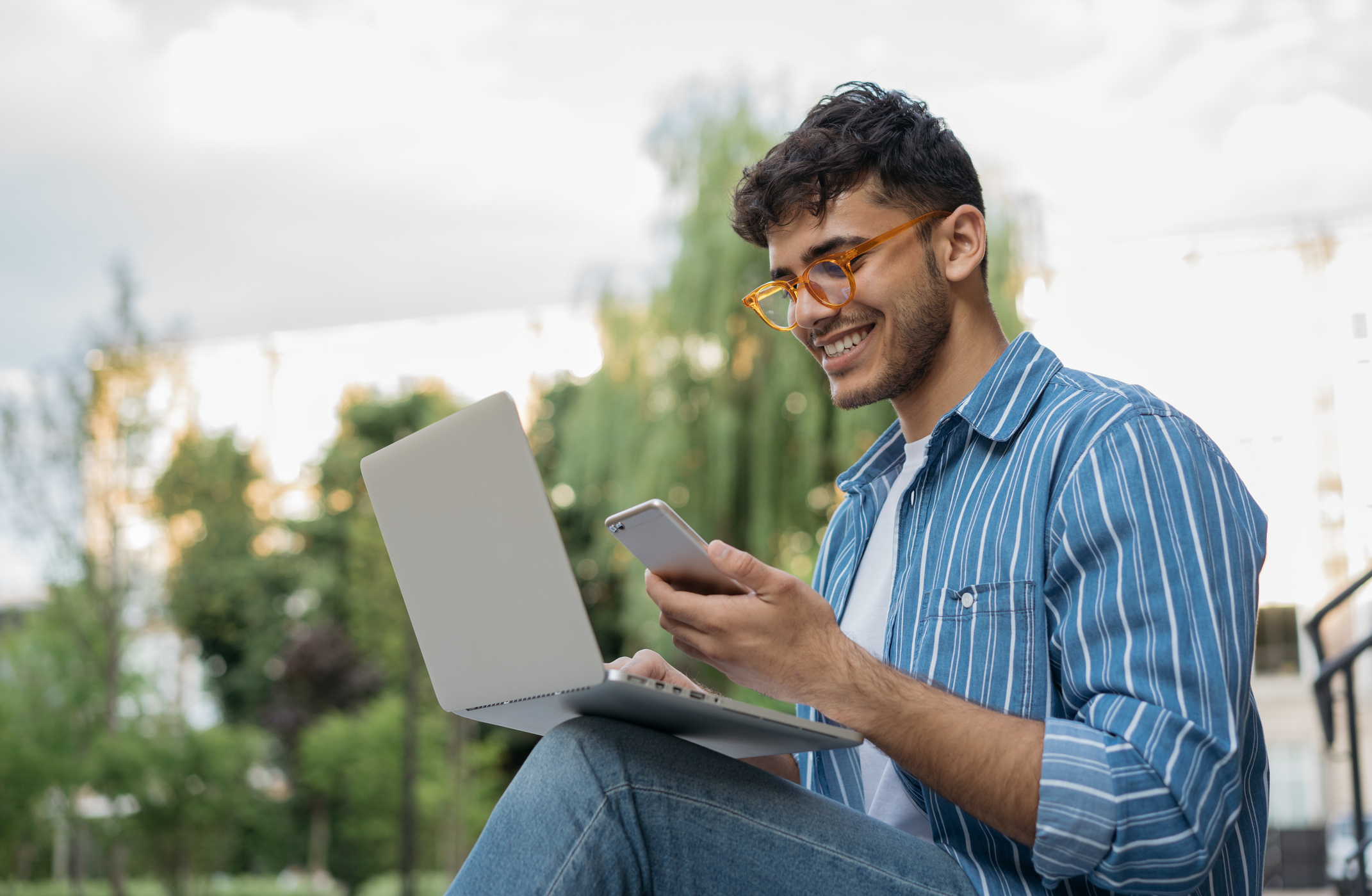 Homem em e-formação com portátil e telemóvel